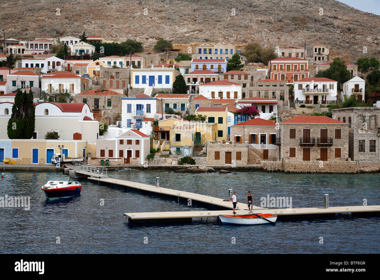 Vista sul porto di villaggio, Emborios Halki, Grecia. Foto Stock