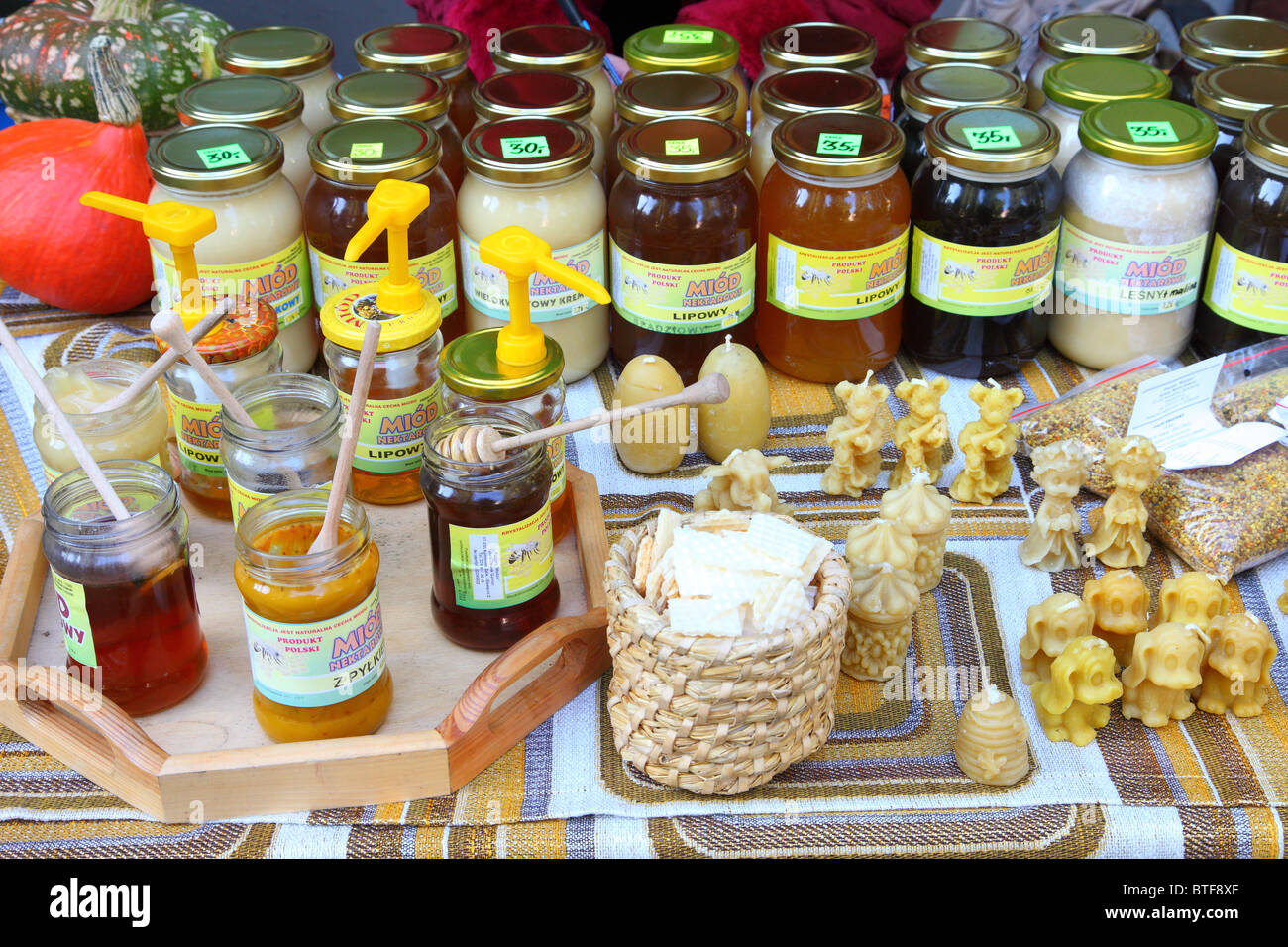I vasetti di miele biologico e fatto in casa i prodotti di cera d'api Wroclaw Polonia Foto Stock