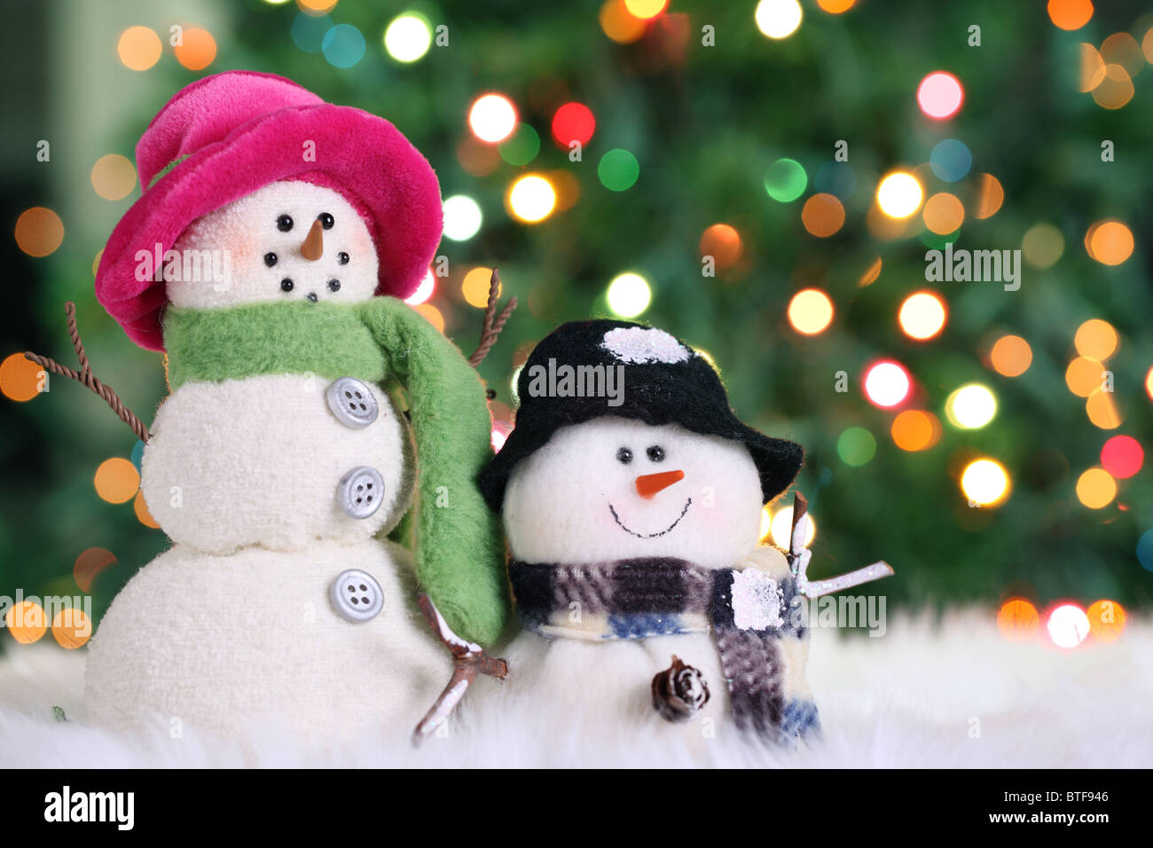 Festive pupazzo di neve con la luce di Natale sfondo Foto stock - Alamy
