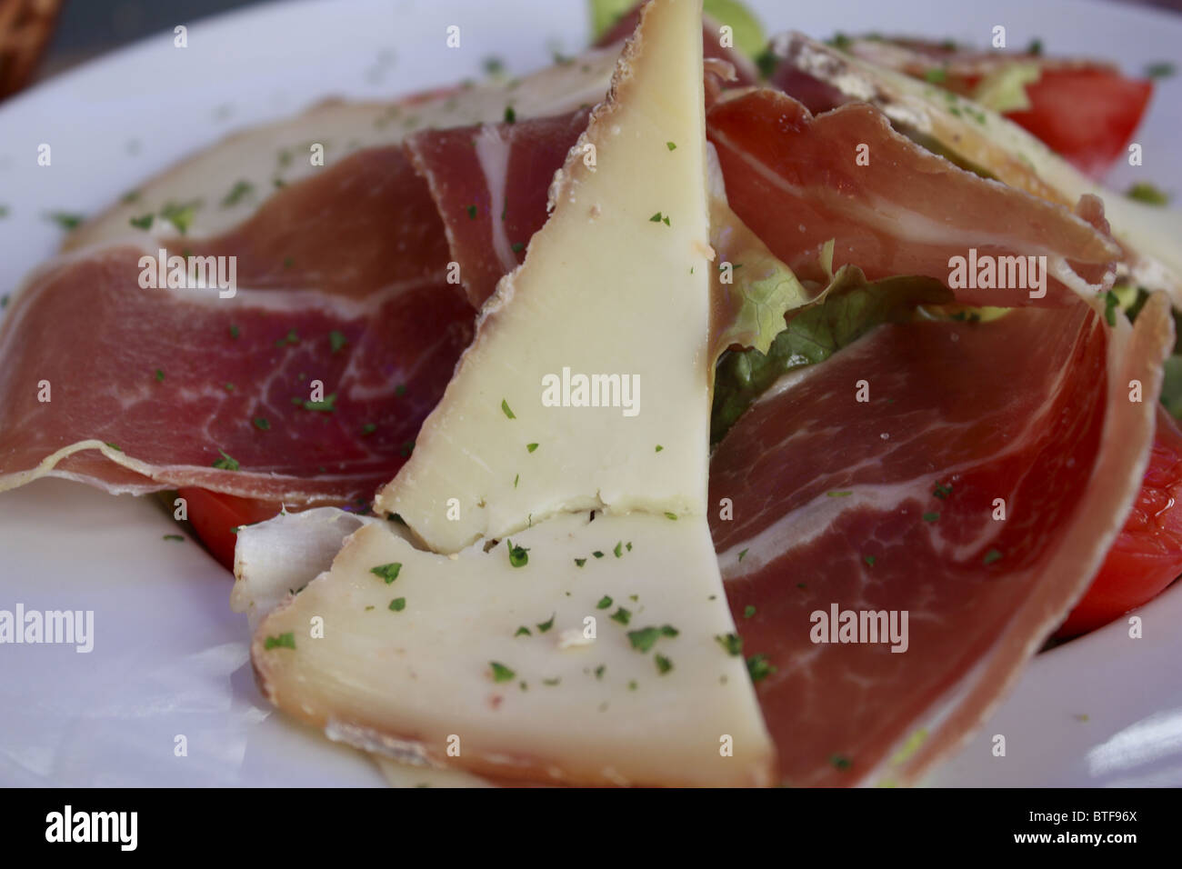 Gastronomia Specialità,cucina Francese con prosciutto di ovini munte formaggio e pomodoro Foto Stock