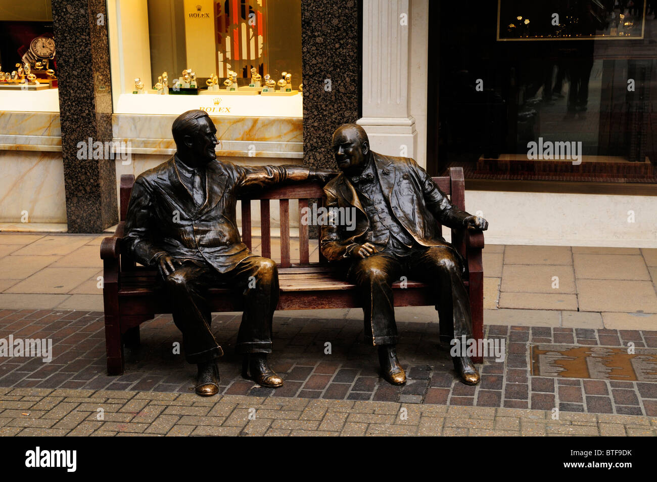 Panca con statue in bronzo di alleati Franklin D Roosevelt e Sir Winston Churchill, Bond Street, Mayfair, London, England, Regno Unito Foto Stock