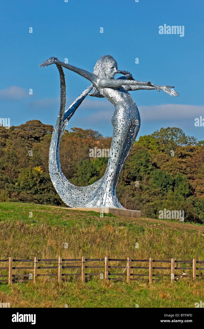 Alto 10 m Arria statua di una forma femminile che si affaccia sulla M80 Autostrada di Cumbernauld in North Lanarkshire Scozia Scotland Foto Stock