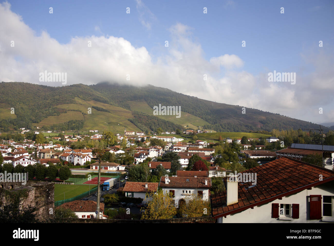 Vista della cittadina francese di Saint Jean Pied de Port, Paese Basco, costa atlantica, Francia Foto Stock