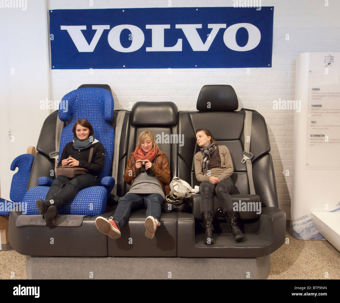 Giovani visitatori femmina rilassante sulle sedi di grandi dimensioni al Museo Volvo di Göteborg in Svezia Foto Stock