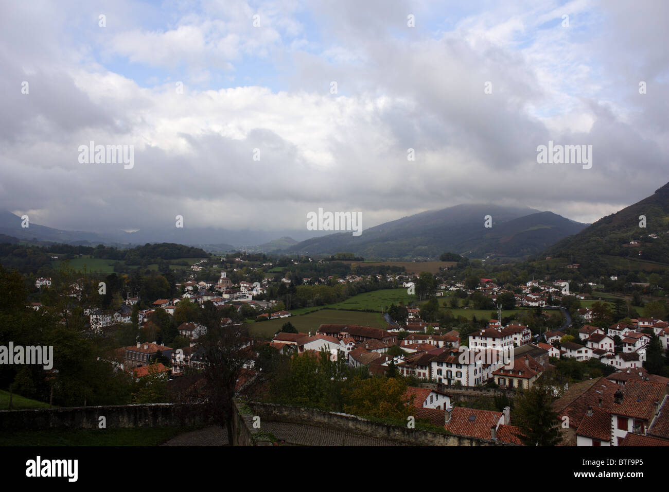Vista della cittadina francese di Saint Jean Pied de Port, Paese Basco, costa atlantica, Francia Foto Stock