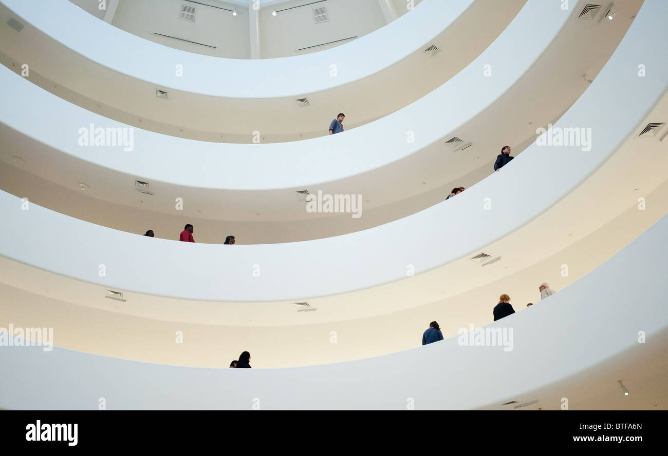 Vista interna di gallerie in Solomon Guggenheim Museum di Manhattan a New York City Foto Stock