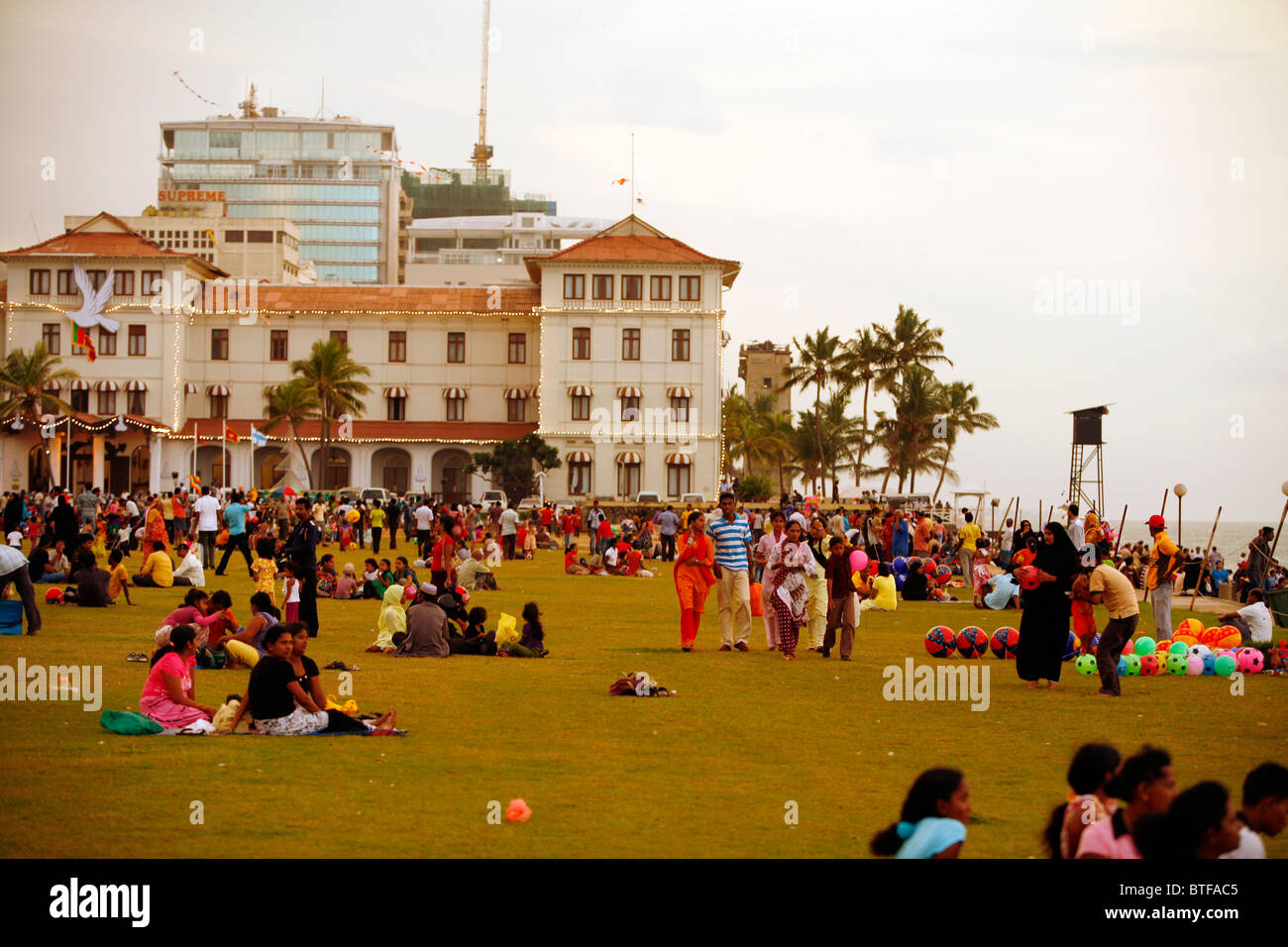 La gente alla passeggiata Galle Face Green, Colombo, Sri Lanka. Foto Stock