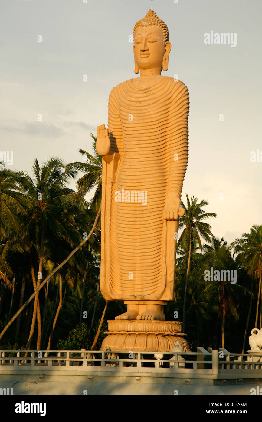 Buddha Barmiyan Replica a Tsunami Honganji Viharaya, è il più alto standing statua del Buddha monumento in Sri Lanka. Foto Stock