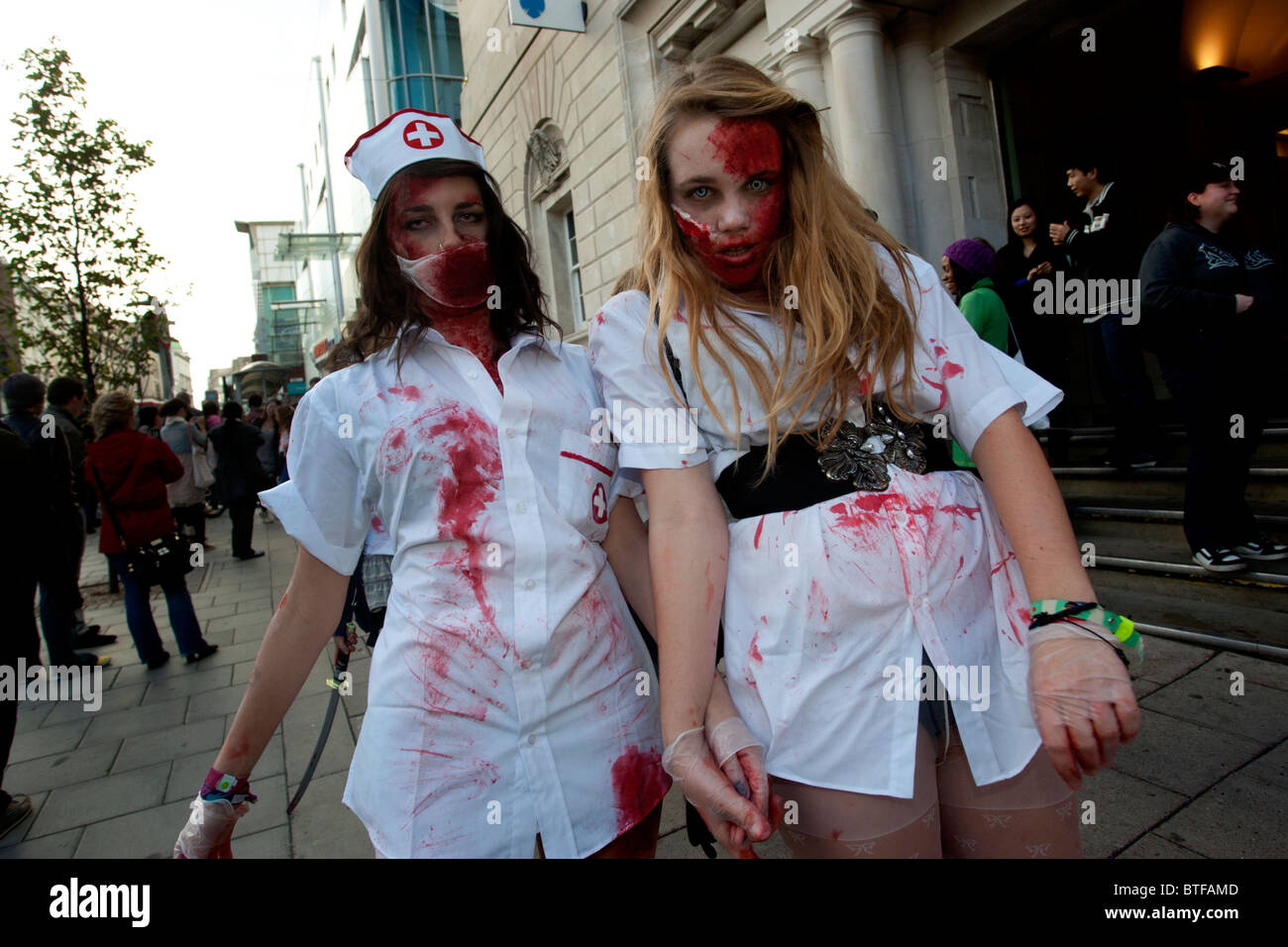 Due ragazze che prendono parte alla camminata Zombie in Brighton, East Sussex, Regno Unito. Foto Stock