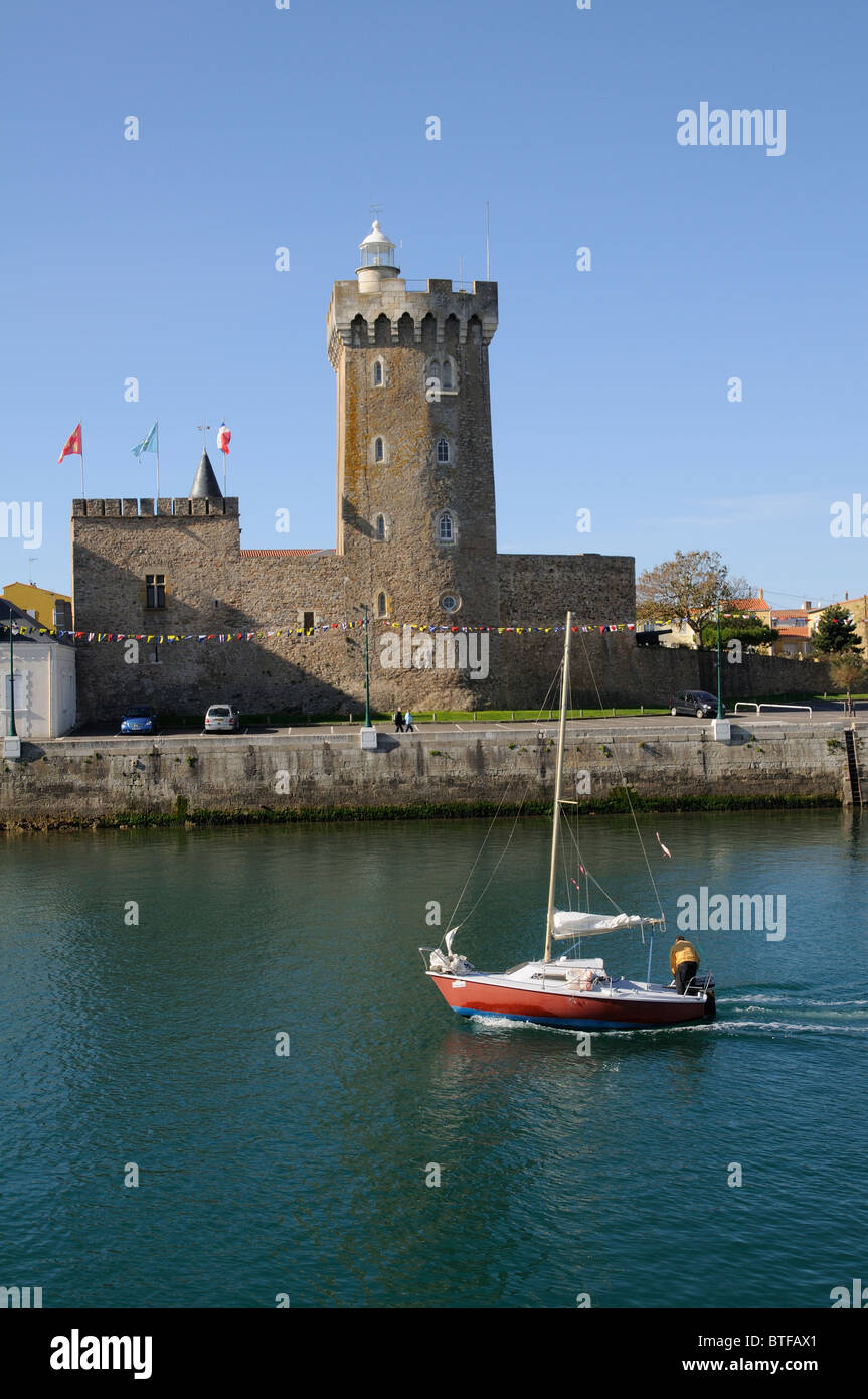 La luce della porta sulla torre di Arundel che forma una parte di Chateau Saint Clair La Chaume a Les Sables D Olonne in Vandea Francia Foto Stock