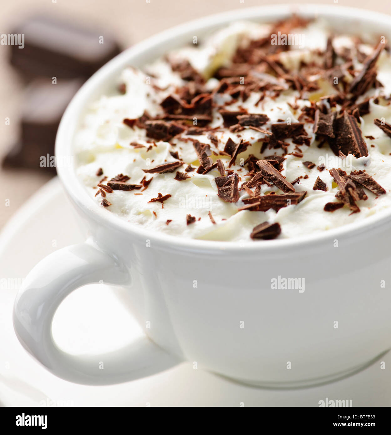Tazza di cioccolata calda con radere al cioccolato e panna montata Foto Stock Tazza di cioccolata calda con radere al cioccolato e panna montata Foto Stock
