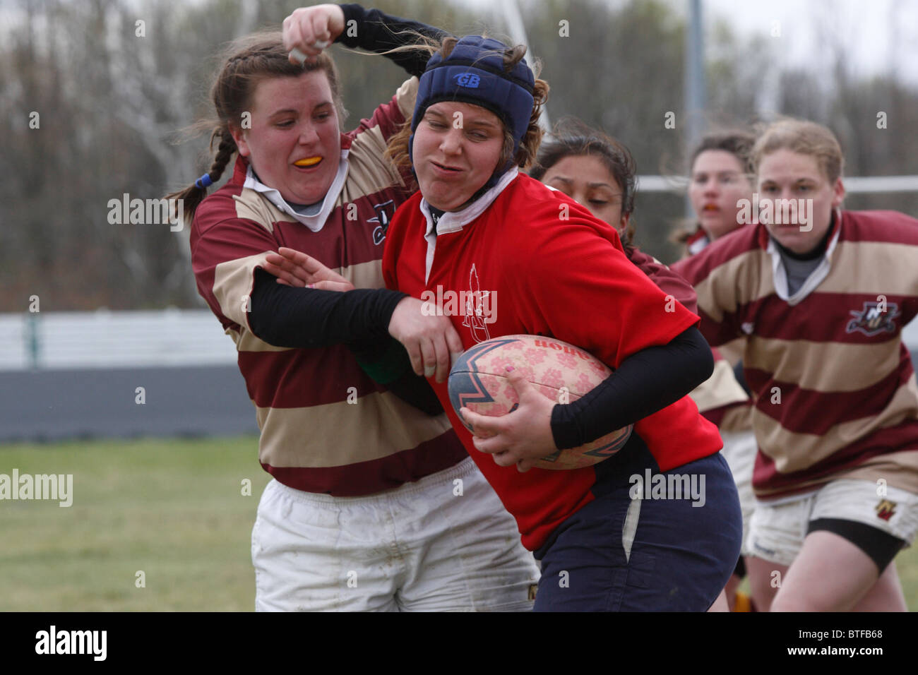 Un giocatore dell'American University porta il pallone contro la Norwich University durante una partita di rugby femminile. Solo per uso editoriale. Uso commerciale vietato. Foto Stock