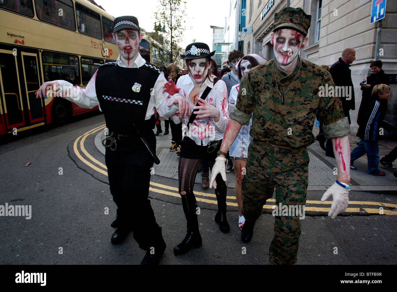 Due ragazze che prendono parte alla camminata Zombie in Brighton, East Sussex, Regno Unito. Foto Stock
