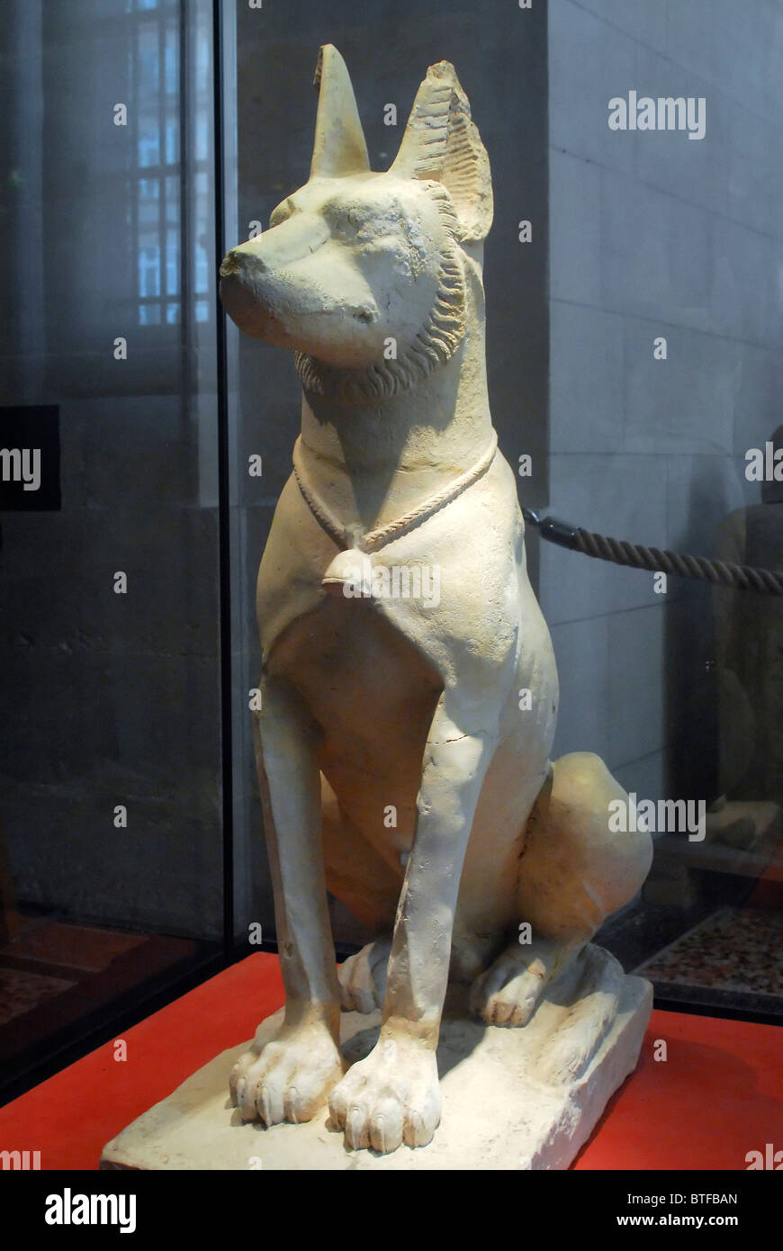 Egiziana antica statua di cane. Museo del Louvre Foto Stock