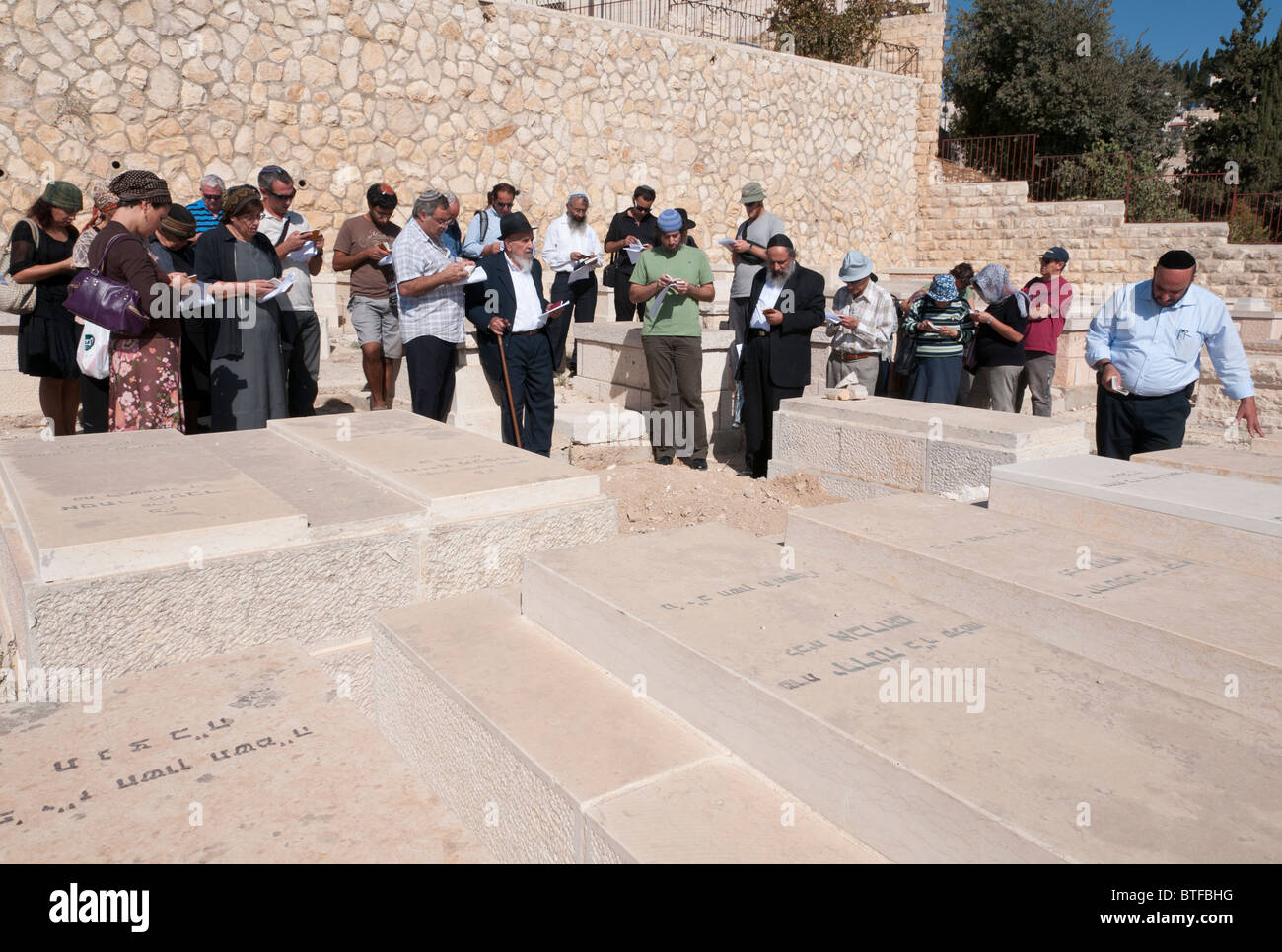 Yemeniti estesa famiglia ebraica in preghiera sul monte degli ulivi cimitero. Gerusalemme Foto Stock