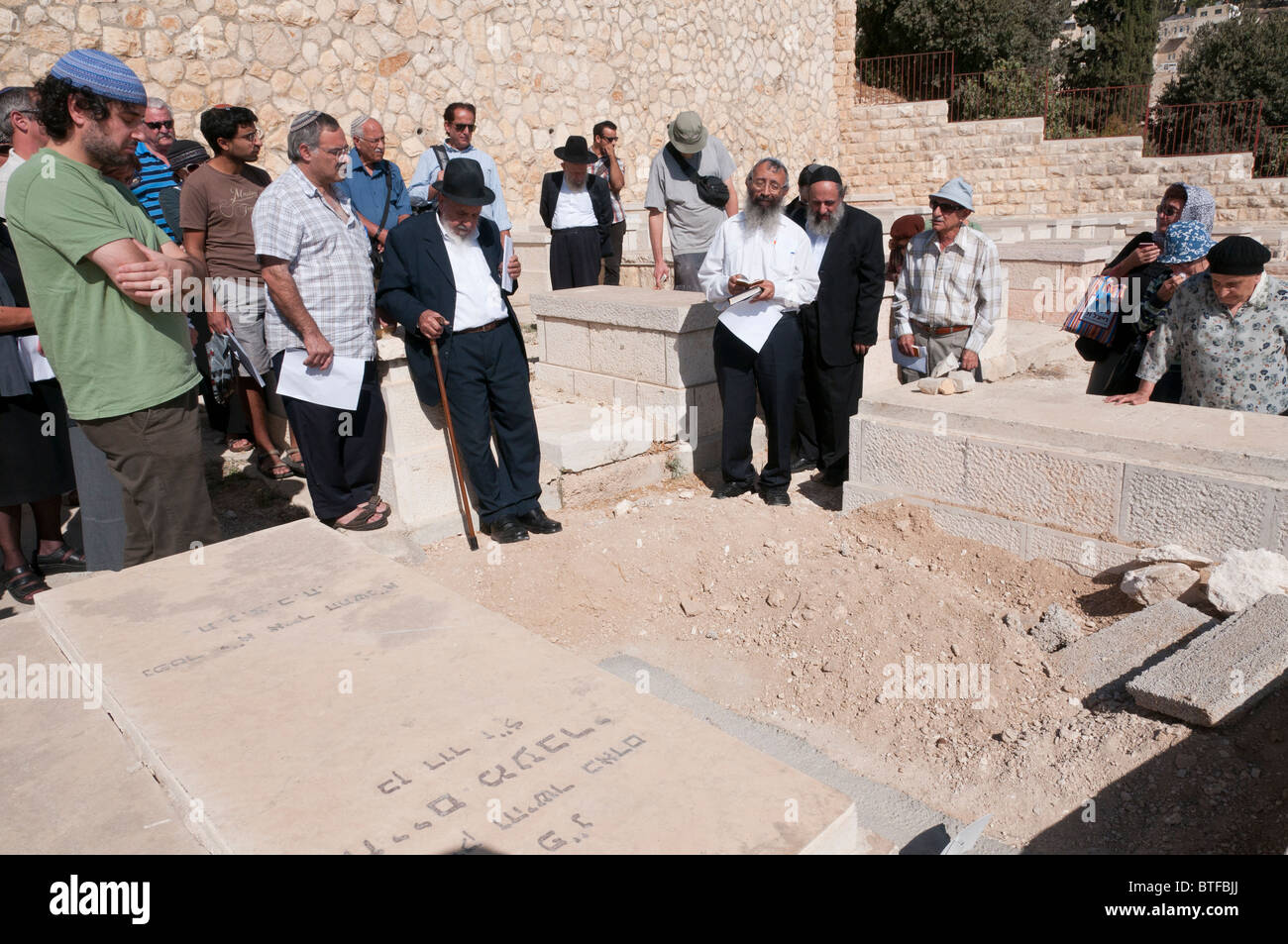 Yemeniti estesa famiglia ebraica in preghiera sul monte degli ulivi cimitero. Gerusalemme Foto Stock