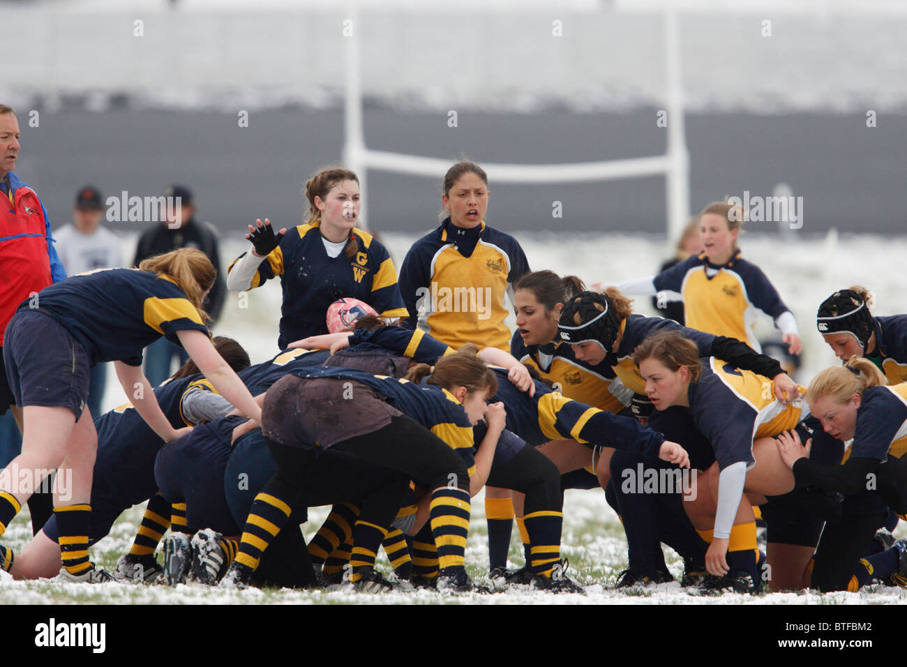 Accademia navale e George Washington University Players impostato per un pacchetto di mischia durante una donna partita di rugby. Foto Stock