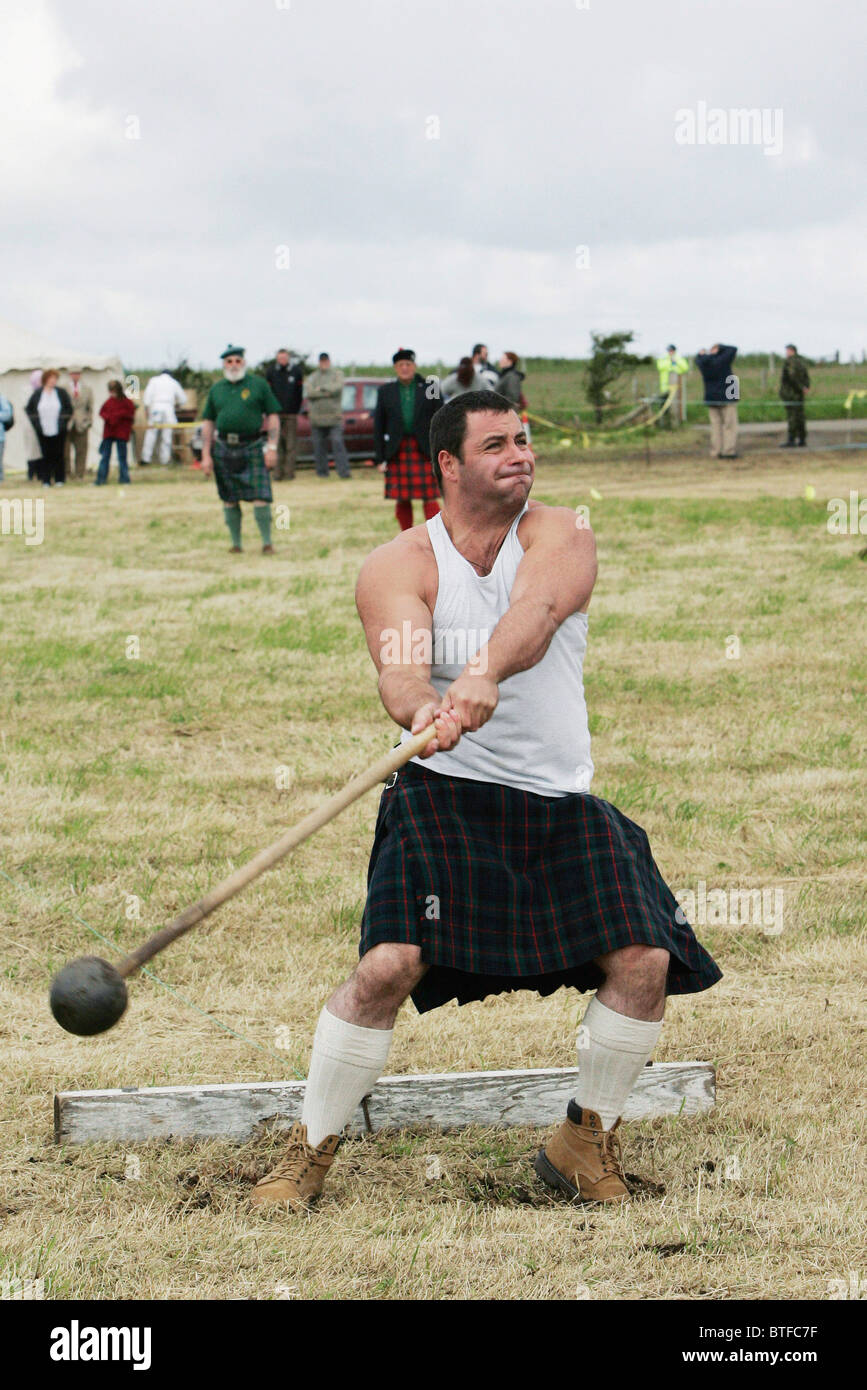 Un concorrente presso l'Highland Mey Giochi, lanciando il martello, in Caithness in Scozia. Foto Stock