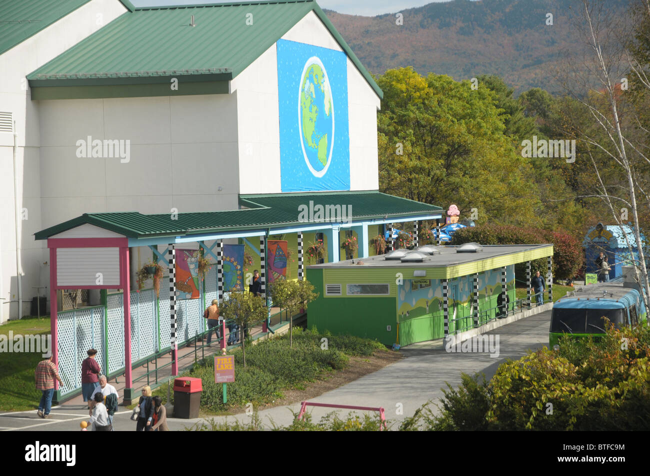 Turisti entrare il gelato Ben & Jerry ingresso dello stabilimento. Foto Stock