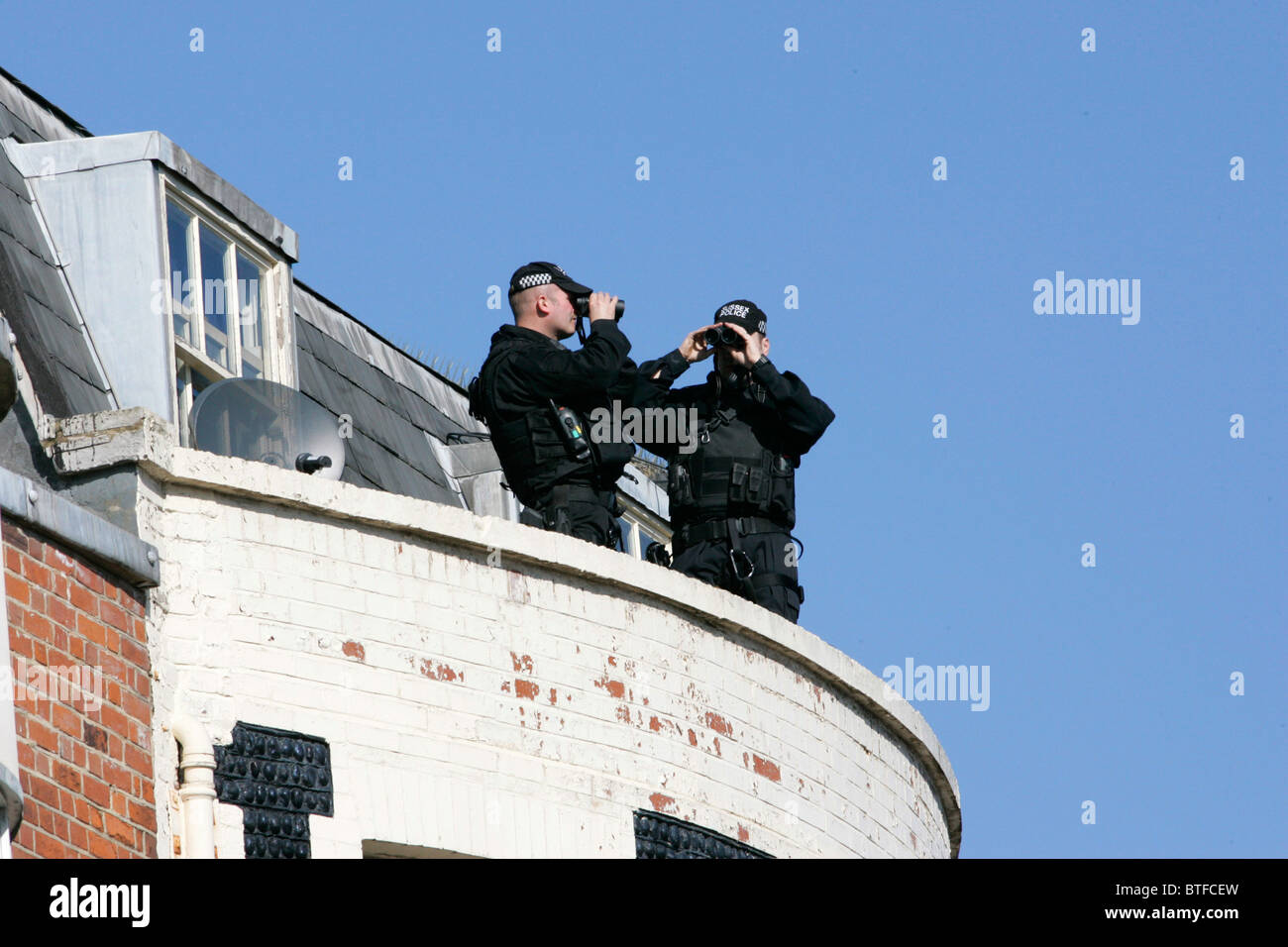 La polizia di sorveglianza di sicurezza in Brighton, Regno Unito Foto Stock