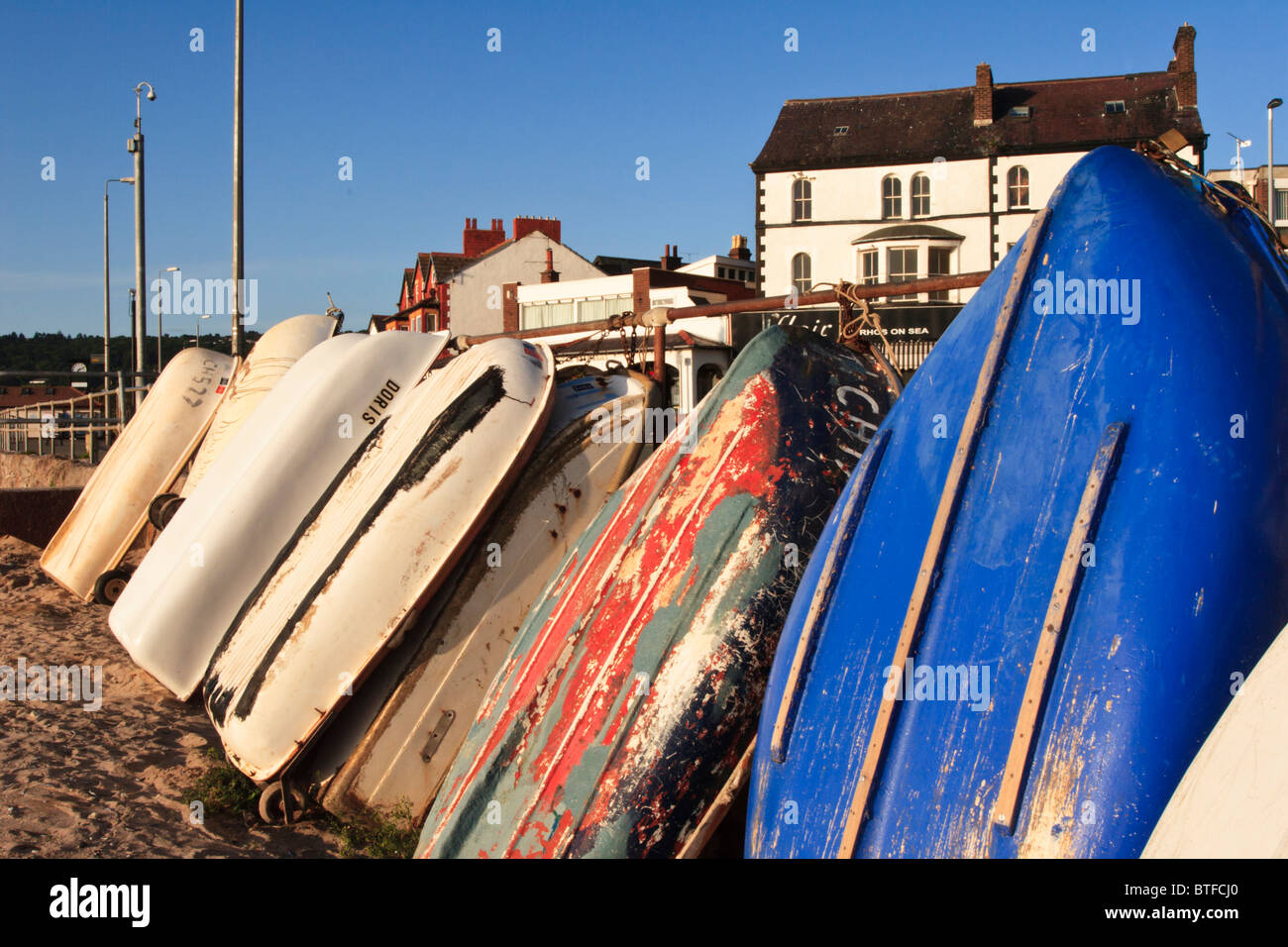 Barche a remi legato sulla spiaggia a rhos sul mare nei pressi di Colwyn Bay a Conwy. Foto Stock