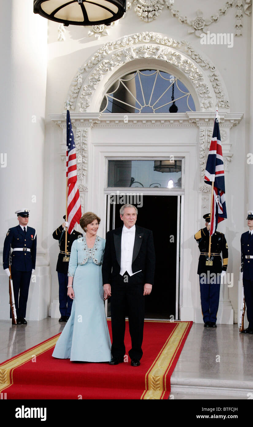 Il Presidente George W Bush e la moglie Laura Bush alla cena di Stato alla Casa Bianca a Washington DC, Stati Uniti d'America Foto Stock