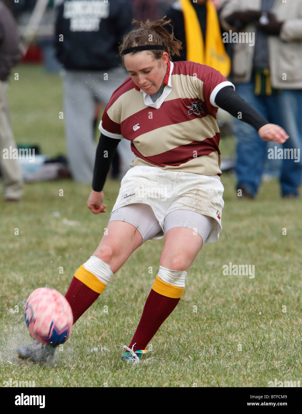 Una università di Norwich giocatore calci la palla durante una donna partita di rugby contro l'Università di Pittsburgh. Foto Stock