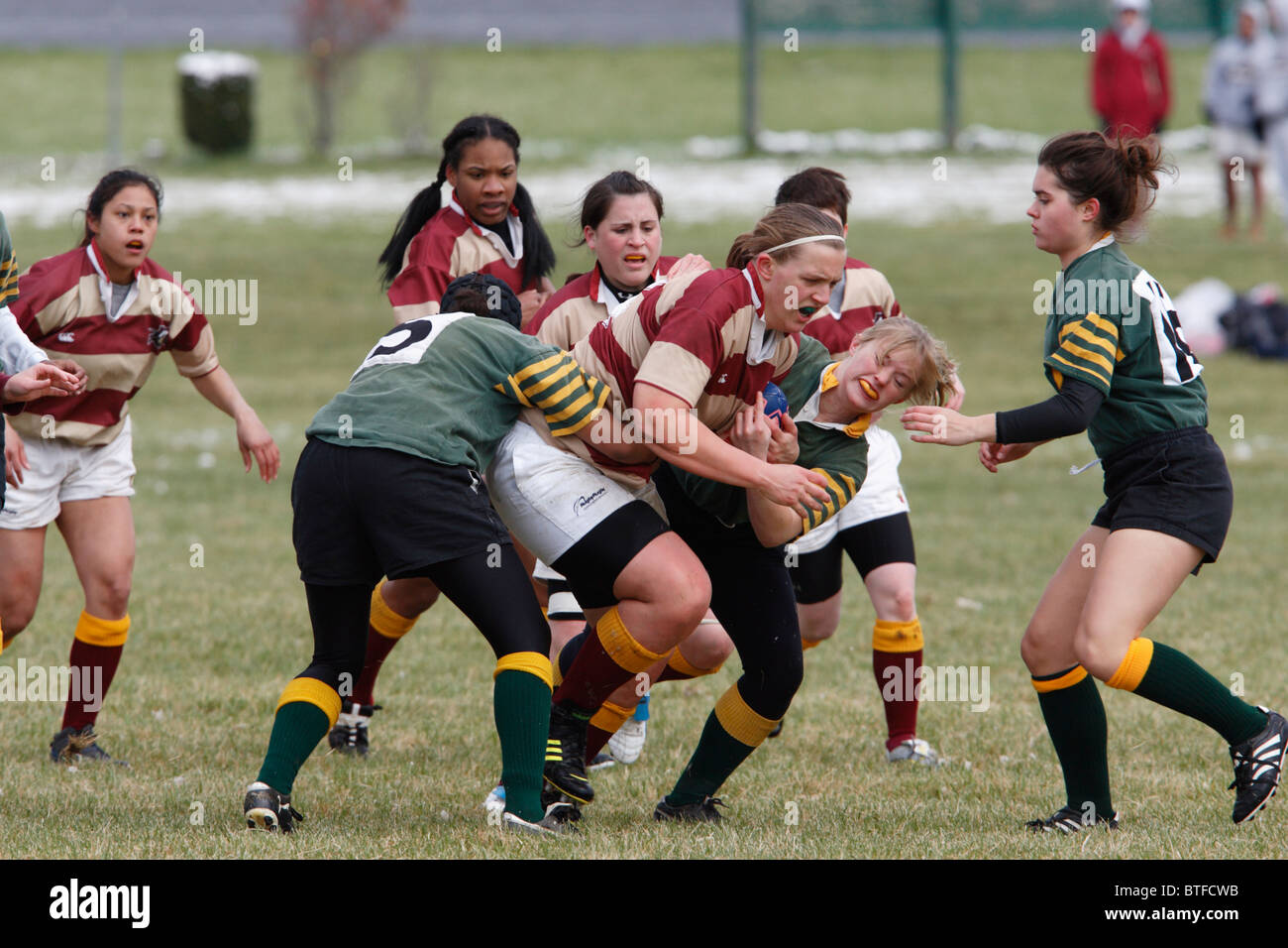 I giocatori dell'Università di Pittsburgh cercano di affrontare una porta di baseball della Norwich University durante una partita di rugby femminile. Solo per uso editoriale. Uso commerciale vietato. Foto Stock