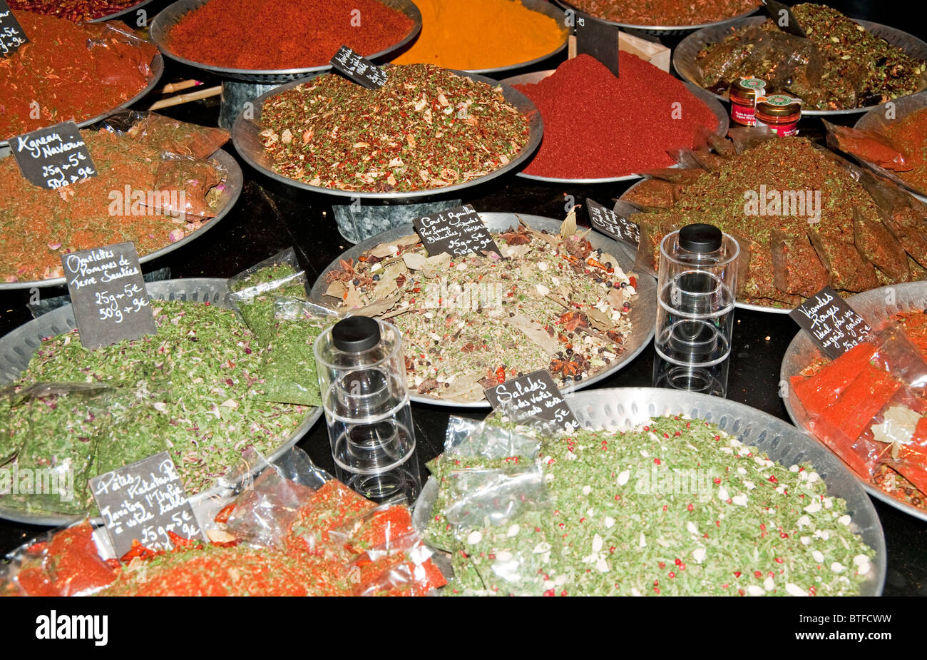 Erbe aromatiche e spezie sul display di Chocolate Trade Show, "La Route Des Indes' , Parigi, Francia Foto Stock