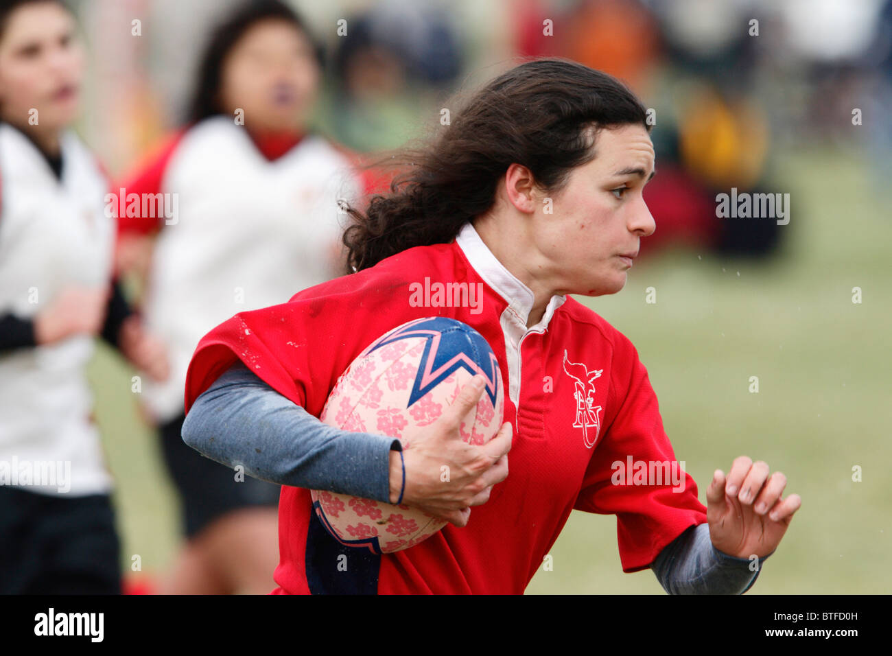 Un giocatore dell'American University porta la palla contro l'Università del Maryland durante una partita di rugby femminile. Solo per uso editoriale. Uso commerciale vietato. Foto Stock