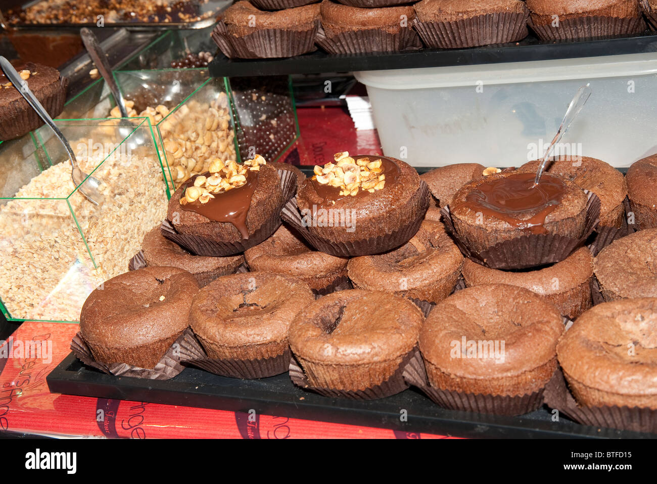 Stand con vendita di torte al cioccolato a Parigi Foto Stock