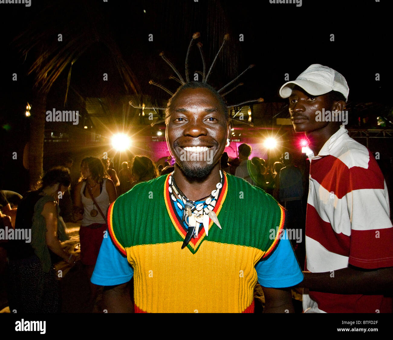 Felice festival-goer Lago di stelle music festival Sunbird Nkopola Lodge, vicino Mangochi, Malawi Foto Stock