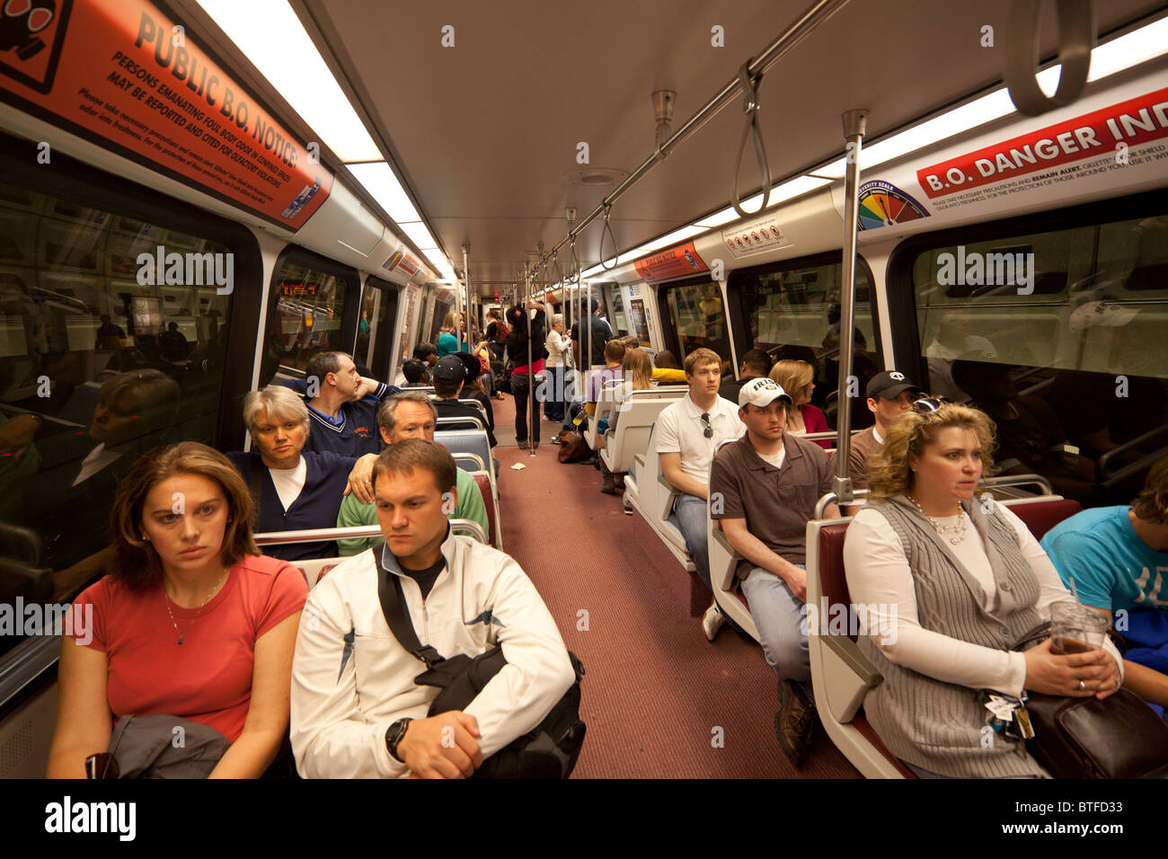 Le persone in auto di Washington DC metrorail, STATI UNITI D'AMERICA Foto Stock