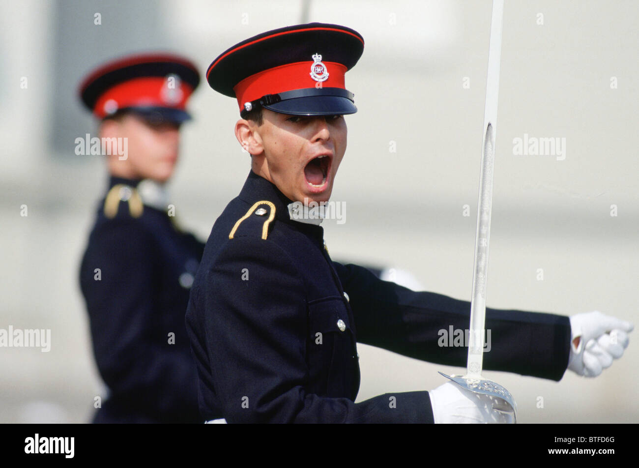 Urlando il comando per allievi ufficiali a passare fuori Parade presso Sandhurst Accademia Militare Reale, Surrey, Regno Unito Foto Stock