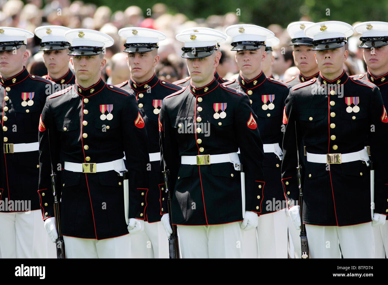 Ufficiali militari degli Stati Uniti Marines formano la Guardia d'onore alla Casa Bianca a Washington DC, Stati Uniti d'America Foto Stock