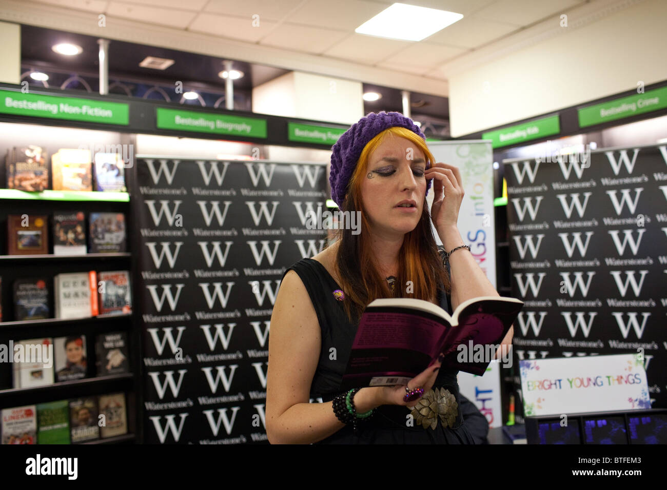 Brillanti giovani le cose serie del libro pubblicato da Parthian lancio al Watersones bookshop a Cardiff, nel Galles. Foto Stock