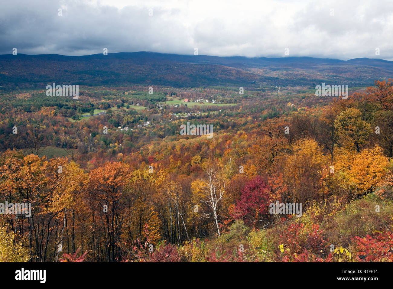 Fotografia di North Adams in caduta dal tornante sulla Route 2. Foto Stock