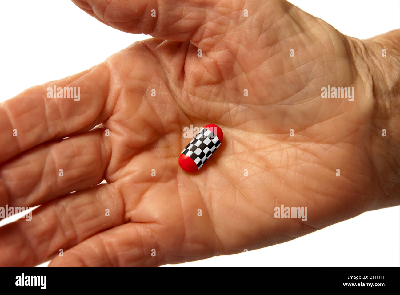 Donna anziana la mano che tiene la bandiera a scacchi pillola. Parte di gara per la serie di indurimento. Foto Stock