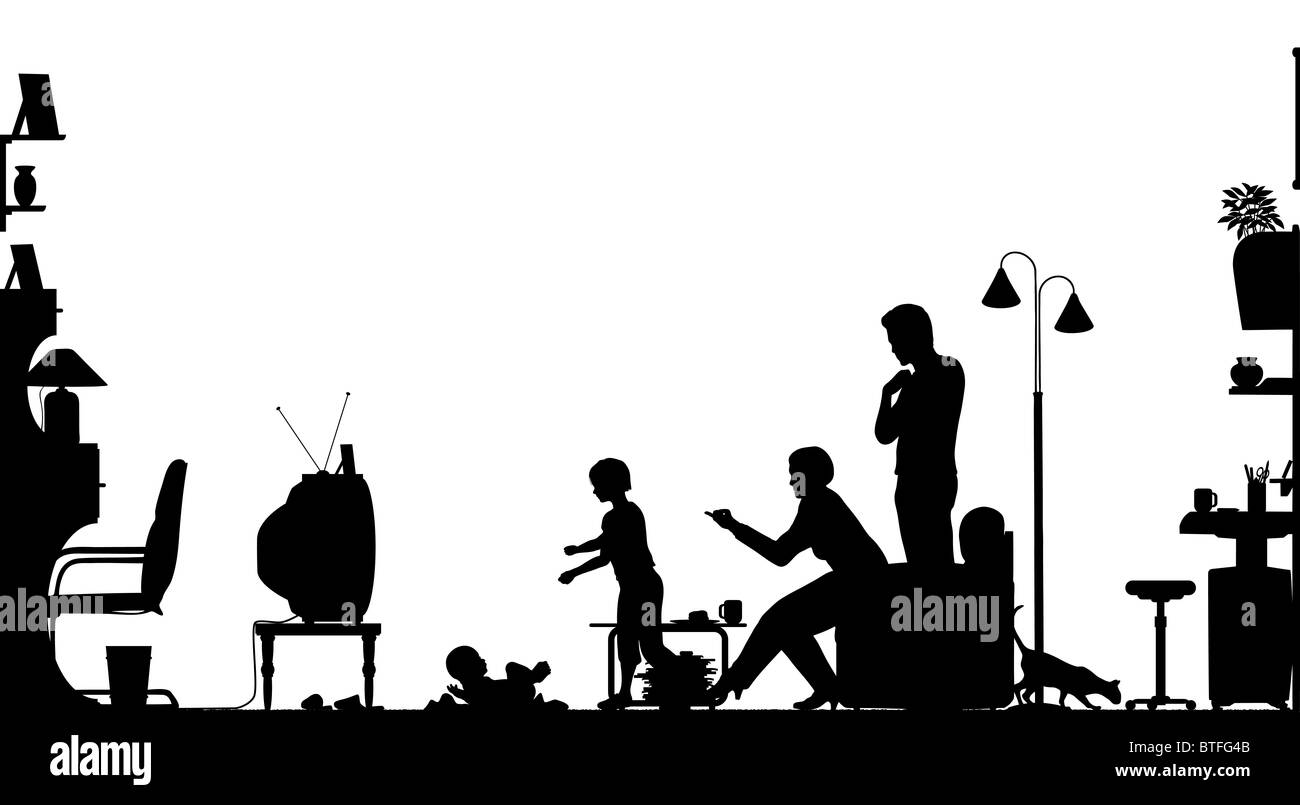 In primo piano la silhouette di una famiglia in una stanza vivente Foto Stock