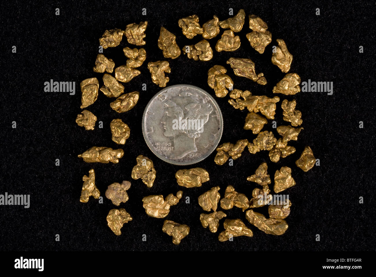 Naturale di pepite d'oro accanto a Silver Mercury Dime Foto Stock