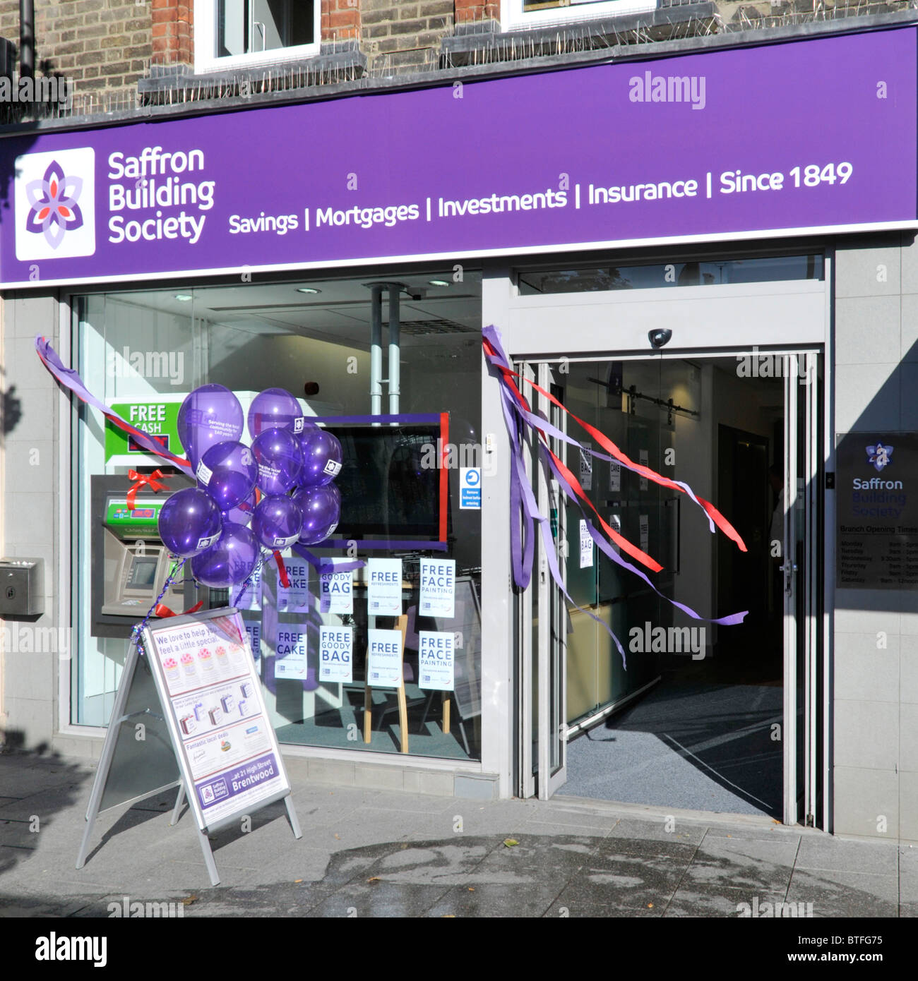 Saffron Building Society, sede di una filiale locale, apertura di eventi, decorazioni sul fronte del negozio dopo lavori di ristrutturazione a High Street, Brentwood, Essex, Inghilterra, Regno Unito Foto Stock