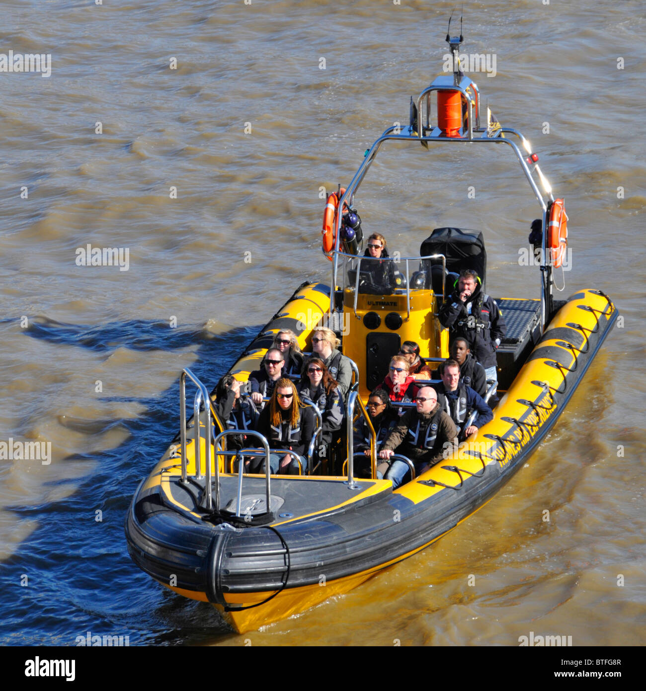 Guida turistica e i passeggeri sul Tamigi esperienza di nervatura alta velocità tour in barca Foto Stock
