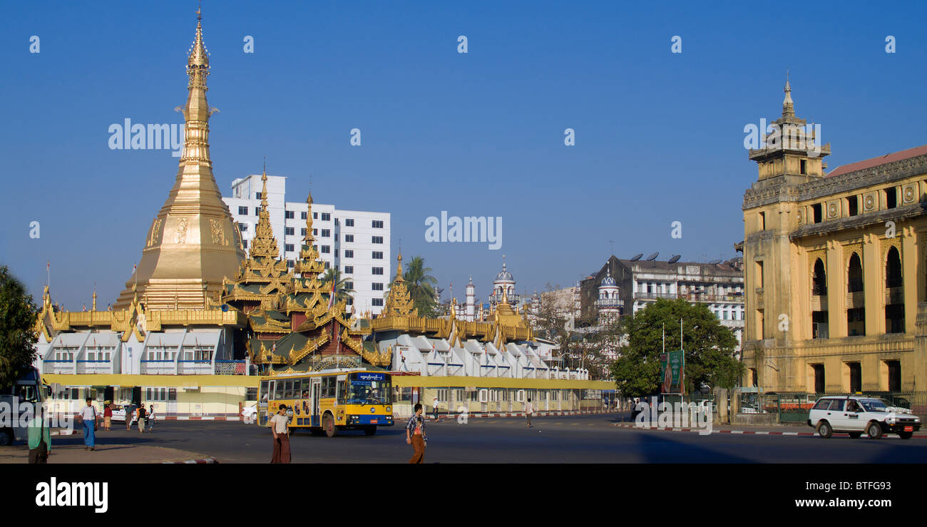 Sule Pagoda nel centro di Rangoon, Yangon; la Birmania, Myanmar Foto Stock