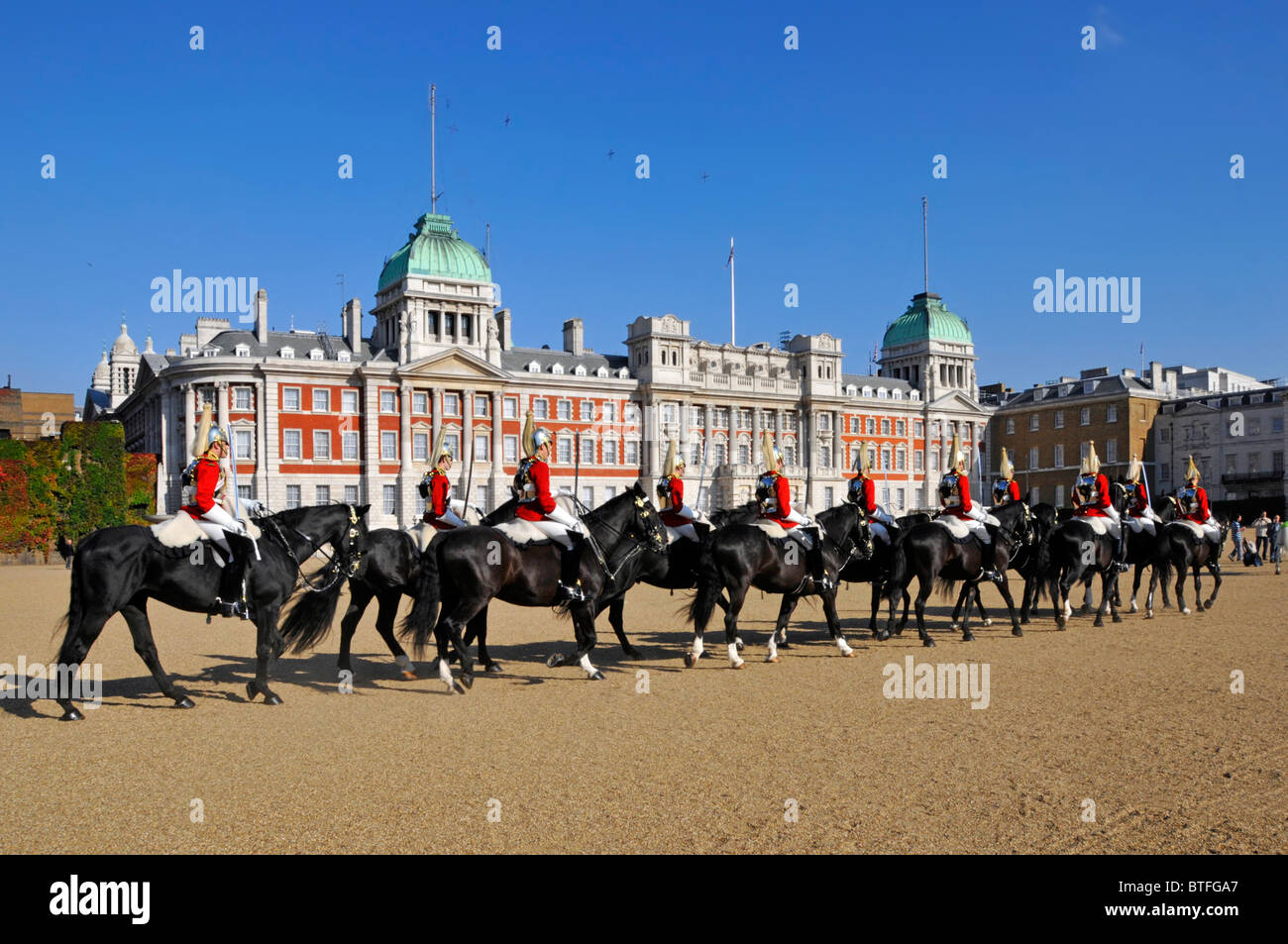 Casa Cavalleria in arrivo sulla Horse Guards Parade per cambiare la Guardia cerimonia Admiralty Extension edificio oltre Westminster London Inghilterra UK Foto Stock