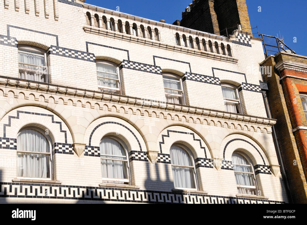 Piastrelle bianche e nere e rivestimento di Corte Langham Hotel facciata convertito da un tempo infermieri home Foto Stock