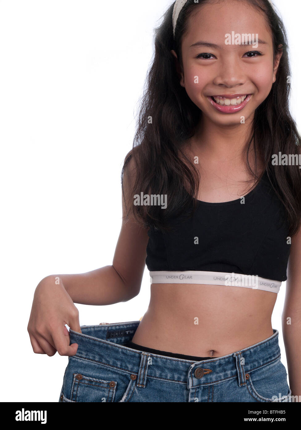 Una ragazza adolescente indossa un mantello che è troppo grande per la sua Foto Stock
