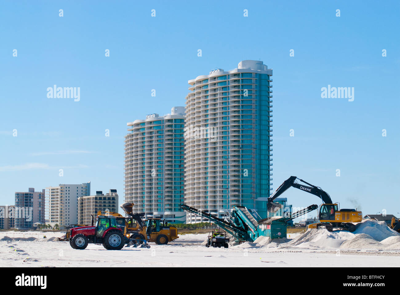 BP pulizia spiaggia equipaggi individuare e pulire sotto la superficie di olio, Orange Beach, Alabama, Stati Uniti Foto Stock
