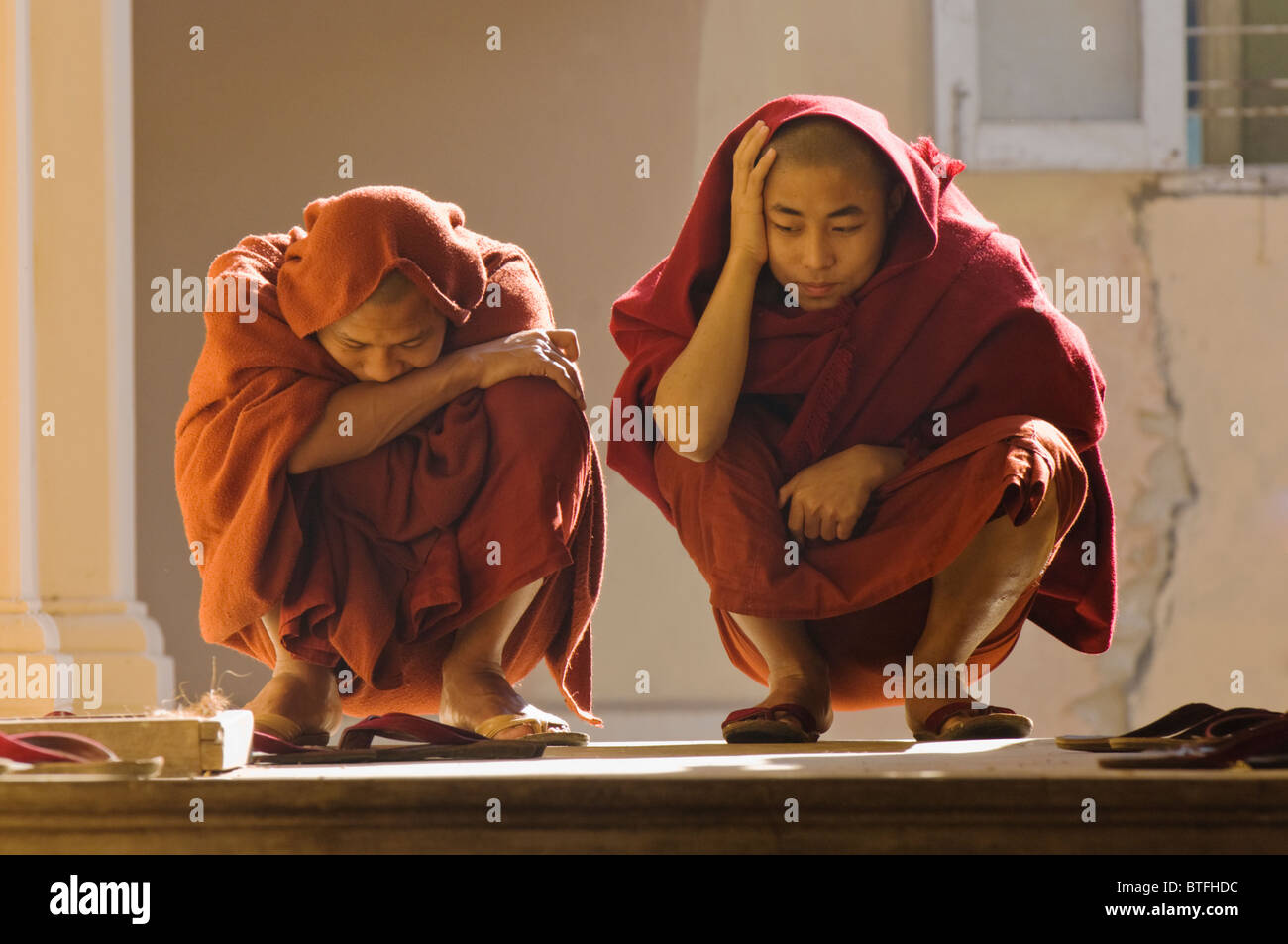 Twp giovani monaci buddisti, MahaGandhayon Kyaung monastero, Amarapura, birmania, myanmar Foto Stock
