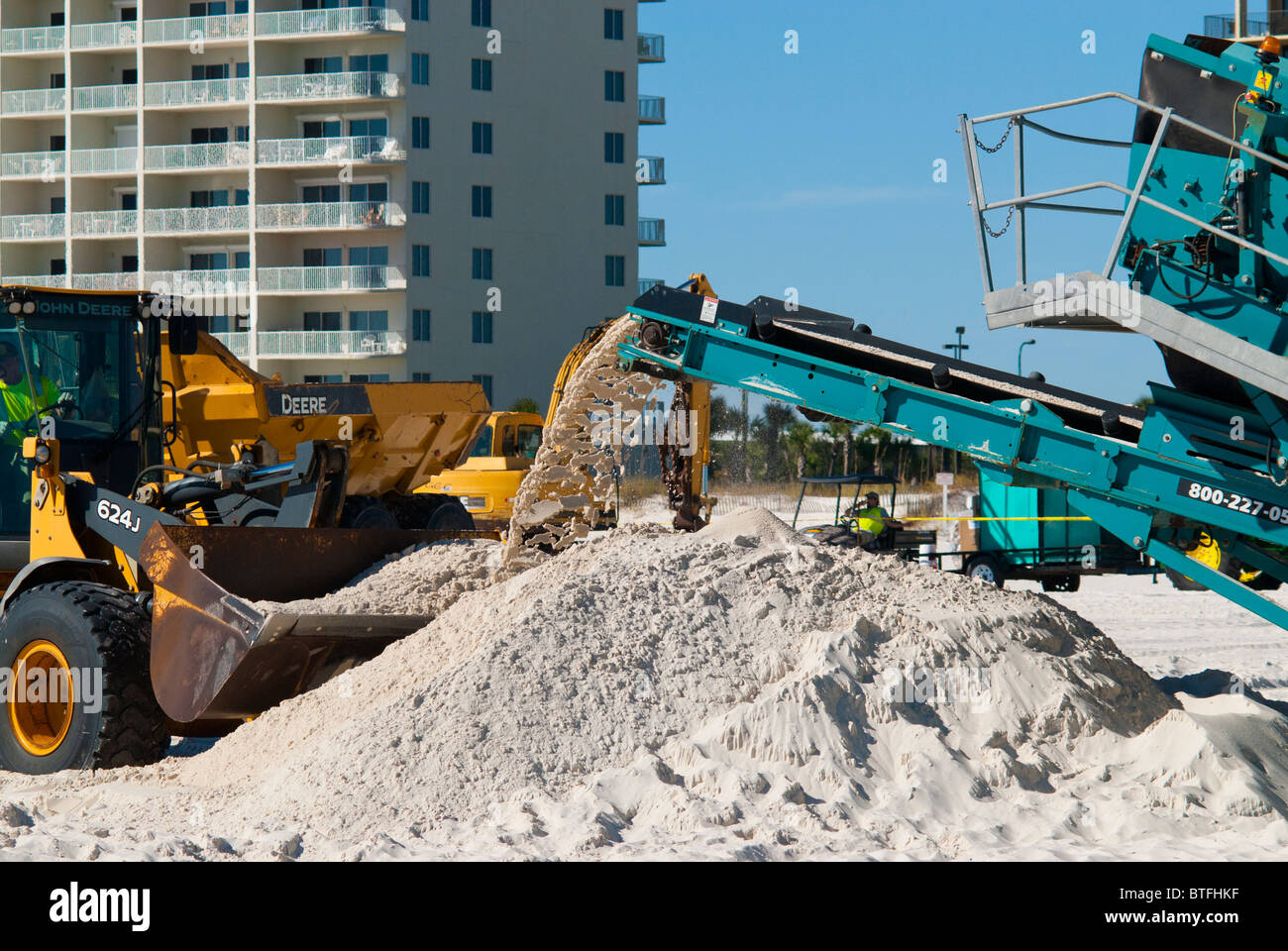 BP pulizia spiaggia equipaggi individuare e pulire sotto la superficie di olio, Orange Beach, Alabama, Stati Uniti Foto Stock