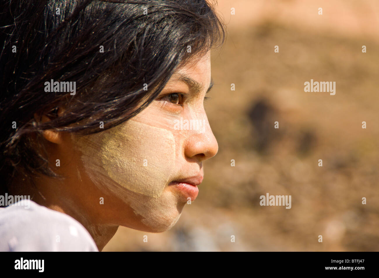 Ritratto di una giovane ragazza birmano con corteccia thanaka make-up, Mingun, birmania, myanmar Foto Stock